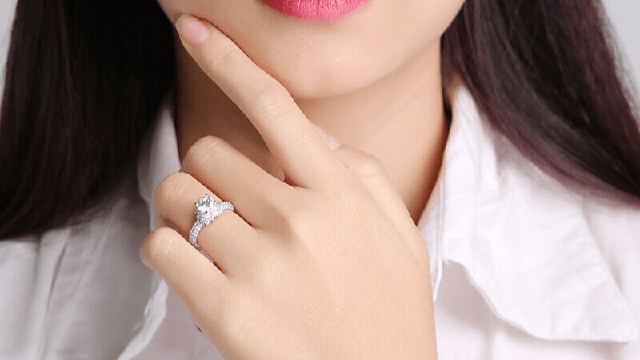 Năm 2026 n&ecirc;n mua nhẫn cầu h&ocirc;n v&agrave;ng hay bạc? - Ảnh 2.