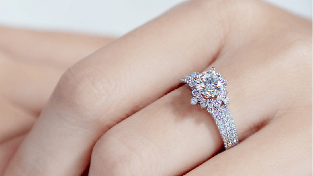 Gi&aacute; v&agrave;ng tăng cao kỷ lục, n&ecirc;n chọn nhẫn cầu h&ocirc;n loại n&agrave;o? - Ảnh 4.