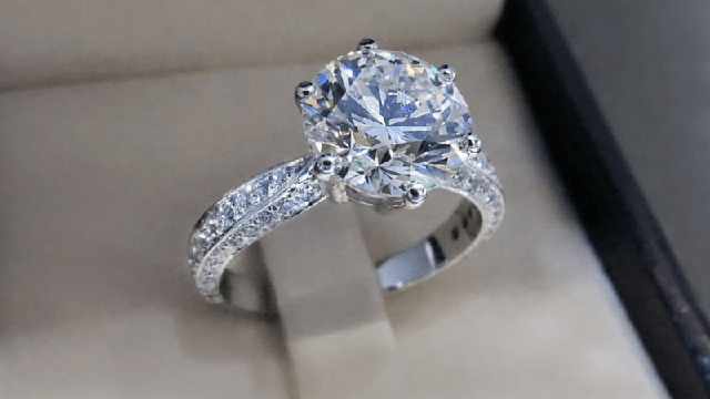 Gi&aacute; v&agrave;ng tăng cao kỷ lục, n&ecirc;n chọn nhẫn cầu h&ocirc;n loại n&agrave;o? - Ảnh 2.