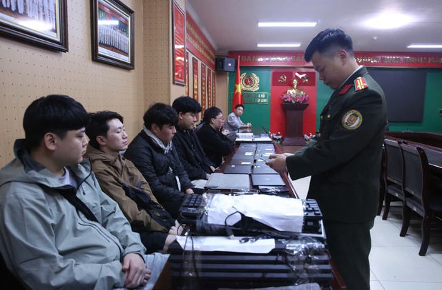 H&agrave; Nội: Đột k&iacute;ch biệt thự hạng sang, 'cất lưới' ổ nh&oacute;m người nước ngo&agrave;i lừa đảo qua mạng - Ảnh 2.