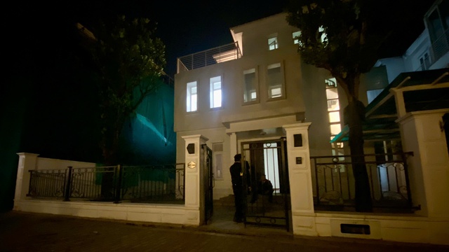 H&agrave; Nội: Đột k&iacute;ch biệt thự hạng sang, 'cất lưới' ổ nh&oacute;m người nước ngo&agrave;i lừa đảo qua mạng - Ảnh 1.