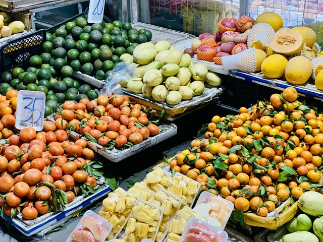 Qu&yacute;t gi&aacute; rẻ b&aacute;n đầy thị trường, tiểu thương bật m&iacute; &lsquo;b&iacute; k&iacute;p&rsquo; ph&acirc;n biệt h&agrave;ng Việt Nam v&agrave; h&agrave;ng Trung Quốc - Ảnh 1.