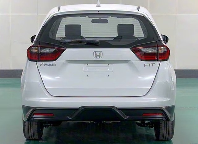 Hatchback hạng B gi&aacute; 251 triệu đồng của Honda thiết kế ho&agrave;n to&agrave;n mới, c&oacute; dải đ&egrave;n LED, k&iacute;ch thước d&agrave;i hơn, m&agrave;n h&igrave;nh 10,1 inch hiện đại, rẻ hơn cả Kia Morning, Hyundai Grand i10 chắc chắn sẽ tạo cơn sốt nếu b&aacute;n ở Việt Nam - Ảnh 2.