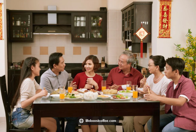 Khi chọn qu&agrave; biếu Tết c&ograve;n '&aacute;p lực' hơn chạy deadline - Ảnh 2.