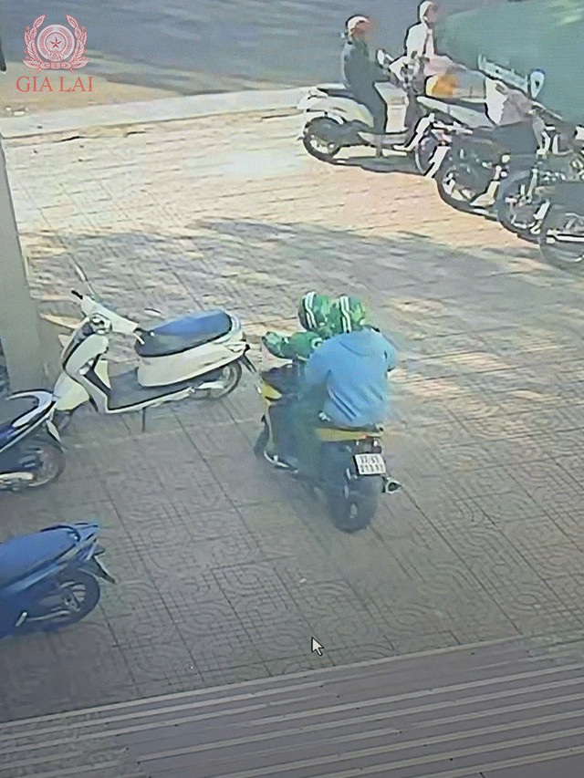 Cận cảnh 2 kẻ d&ugrave;ng vật nghi s&uacute;ng cướp ng&acirc;n h&agrave;ng ở Gia Lai - Ảnh 2.