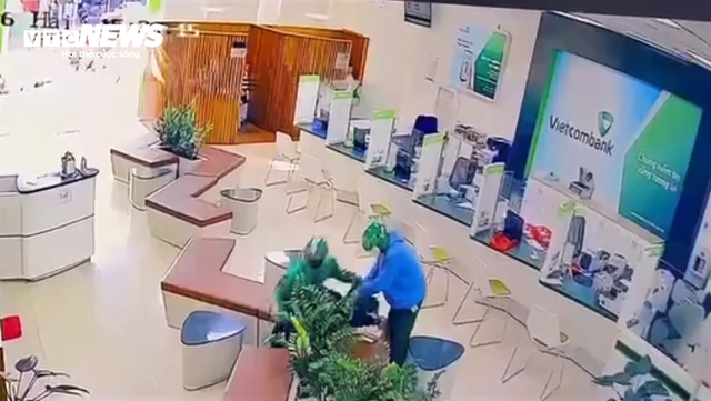 Cận cảnh 2 kẻ d&ugrave;ng vật nghi s&uacute;ng cướp ng&acirc;n h&agrave;ng ở Gia Lai - Ảnh 1.