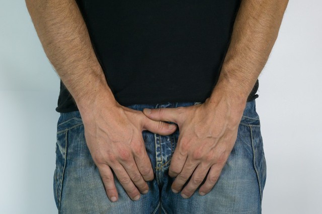 Người đ&agrave;n &ocirc;ng 35 tuổi tinh ho&agrave;n sưng to gấp 5 lần, b&aacute;c sĩ cảnh b&aacute;o nguy cơ suy sinh dục - Ảnh 1.