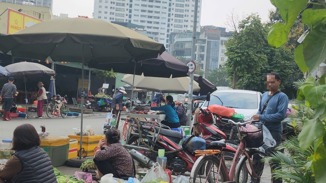 Chợ c&oacute;c ng&otilde; 70 Nguyễn Ho&agrave;ng Bất chấp cấm , &ocirc; nhiễm m&ocirc;i trường sống - Ảnh 1.