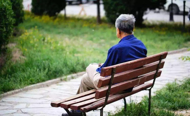 Đưa bố v&agrave;o viện dưỡng l&atilde;o: Kh&ocirc;ng phải trốn tr&aacute;nh m&agrave; l&agrave; đ&atilde; đi đến giới hạn cuối c&ugrave;ng - Ảnh 1.