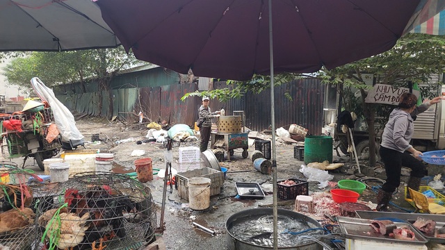 Chợ cóc ngõ 70 Nguyễn Hoàng: Nỗi lo an toàn thực phẩm và ô nhiễm môi trường - Ảnh 2. Chợ cóc ngõ 70 Nguyễn Hoàng: Nỗi lo an toàn thực phẩm và ô nhiễm môi trường - Ảnh 2.