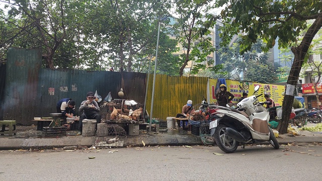 Chợ c&oacute;c ng&otilde; 70 Nguyễn Ho&agrave;ng Bất chấp cấm , &ocirc; nhiễm m&ocirc;i trường sống - Ảnh 3.