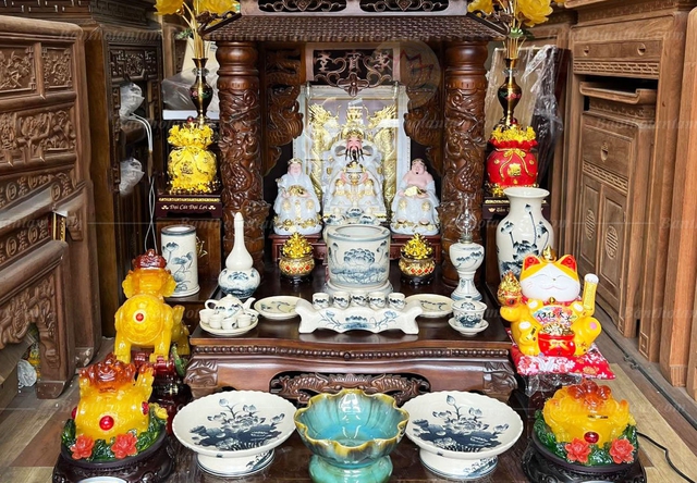 Những ki&ecirc;ng kỵ khi lau dọn b&agrave;n thờ Thần t&agrave;i cuối năm cần biết - Ảnh 1.
