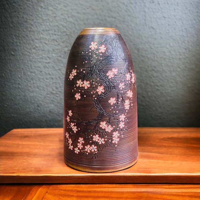 &Yacute; tưởng mẫu b&igrave;nh hoa d&aacute;ng chu&ocirc;ng cắm c&agrave;nh đ&agrave;o ng&agrave;y Tết  - Ảnh 1.