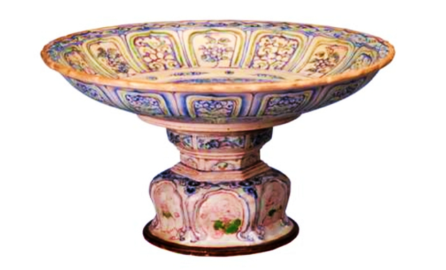 Mâm bồng để trước hay sau bát hương là đúng? - Ảnh 1. Mâm bồng để trước hay sau bát hương là đúng? - Ảnh 1.