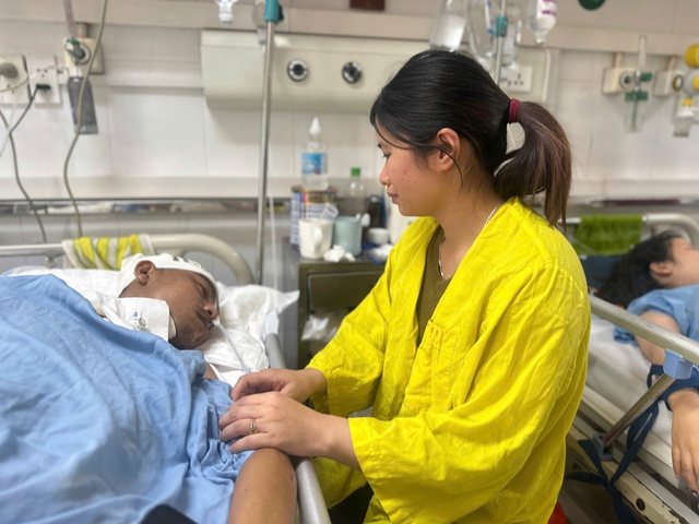 MS 1061: Người đ&agrave;n &ocirc;ng nằm bất động giữa ng&agrave;y cận Tết v&agrave; 3 đứa trẻ ng&oacute;ng bố trở về - Ảnh 2.