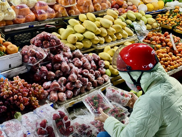 Loại quả trước đ&acirc;y chỉ &ldquo;nh&agrave; gi&agrave;u&rdquo; mới d&aacute;m ăn giờ b&aacute;n đầy vỉa h&egrave; gi&aacute; rẻ kh&oacute; tin - Ảnh 3.