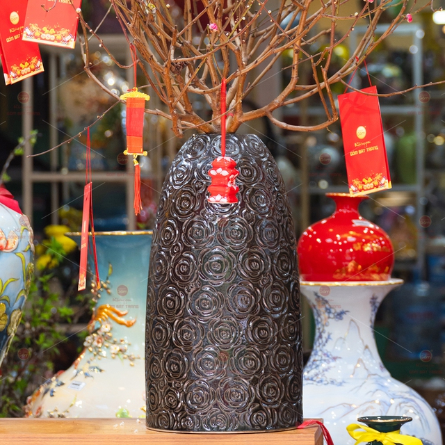 &Yacute; tưởng mẫu b&igrave;nh hoa d&aacute;ng chu&ocirc;ng cắm c&agrave;nh đ&agrave;o ng&agrave;y Tết  - Ảnh 2.