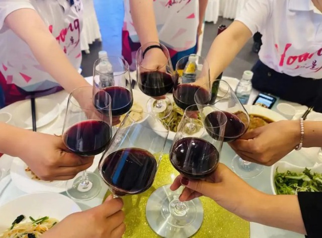 Đi họp lớp 40 năm, bố chồng mang về một chiếc v&ograve;ng v&agrave;ng khiến mẹ chồng nghẹn đắng - Ảnh 1.