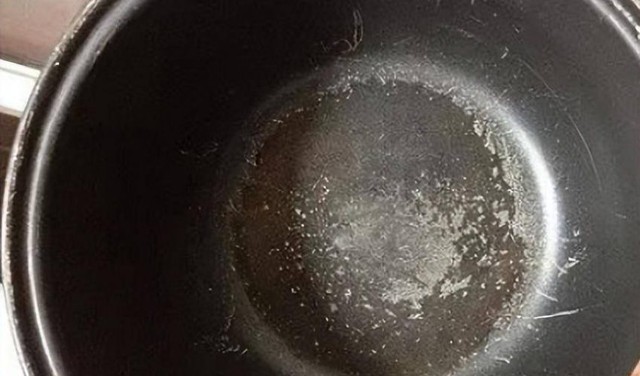 C&oacute; n&ecirc;n d&ugrave;ng tiếp nồi cơm điện khi lớp chống d&iacute;nh đ&atilde; bị bong tr&oacute;c kh&ocirc;ng? - Ảnh 1.