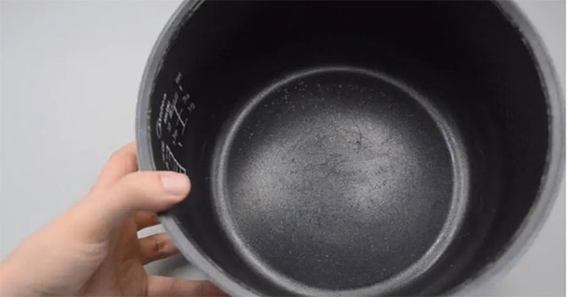 C&oacute; n&ecirc;n d&ugrave;ng tiếp nồi cơm điện khi lớp chống d&iacute;nh đ&atilde; bị bong tr&oacute;c kh&ocirc;ng? - Ảnh 2.