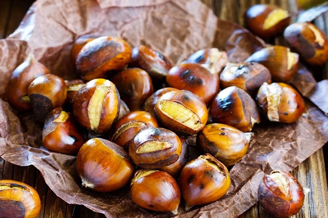 Hạt dẻ được v&iacute; 'vua của c&aacute;c loại hạt', nhiều dưỡng chất nhưng 3 nh&oacute;m người n&agrave;y cần hạn chế ăn - Ảnh 3.