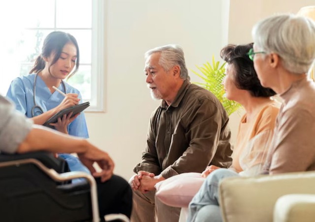 Con c&aacute;i c&ocirc;ng th&agrave;nh danh toại, cha mẹ phải v&agrave;o viện dưỡng l&atilde;o trong lặng lẽ - Ảnh 1.