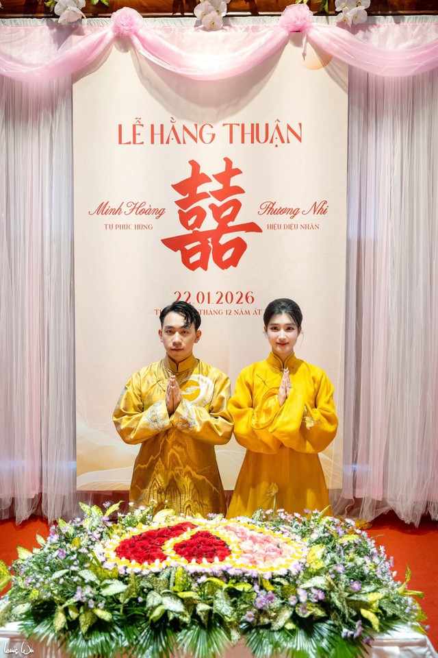 Chồng Á hậu Phương Nhi tình cảm nắm chặt tay vợ - Ảnh 3. Chồng Á hậu Phương Nhi tình cảm nắm chặt tay vợ - Ảnh 3.