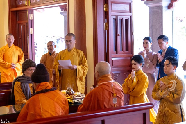 Chồng Á hậu Phương Nhi tình cảm nắm chặt tay vợ - Ảnh 5. Chồng Á hậu Phương Nhi tình cảm nắm chặt tay vợ - Ảnh 5.