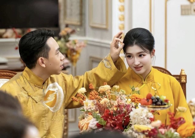 Chồng Á hậu Phương Nhi tình cảm nắm chặt tay vợ - Ảnh 6. Chồng Á hậu Phương Nhi tình cảm nắm chặt tay vợ - Ảnh 6.