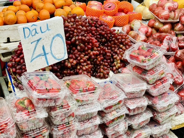 Tiểu thương l&yacute; giải nguy&ecirc;n nh&acirc;n gi&aacute; d&acirc;u t&acirc;y rẻ bất ngờ, 'nhuộn đỏ' chợ Việt - Ảnh 1.