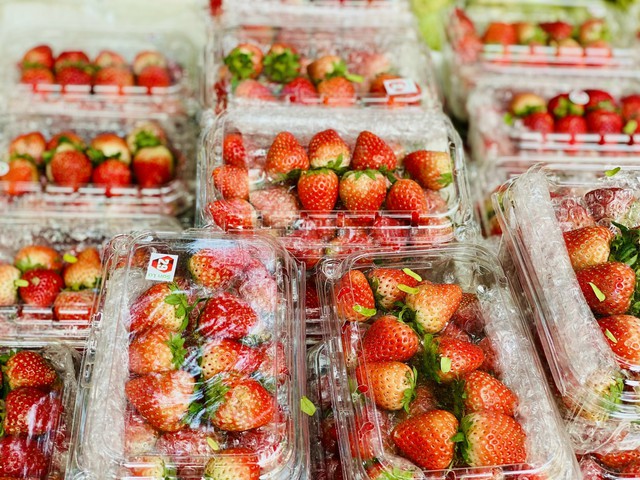 Tiểu thương l&yacute; giải nguy&ecirc;n nh&acirc;n gi&aacute; d&acirc;u t&acirc;y rẻ bất ngờ, 'nhuộn đỏ' chợ Việt - Ảnh 3.