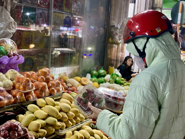 Tiểu thương l&yacute; giải nguy&ecirc;n nh&acirc;n gi&aacute; d&acirc;u t&acirc;y rẻ bất ngờ, 'nhuộn đỏ' chợ Việt - Ảnh 4.