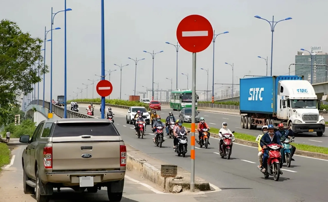 Quy định mới nhất về mức phạt điều khiển ô tô, xe máy đi ngược chiều năm 2026 - Ảnh 1. Quy định mới nhất về mức phạt điều khiển ô tô, xe máy đi ngược chiều năm 2026 - Ảnh 1.