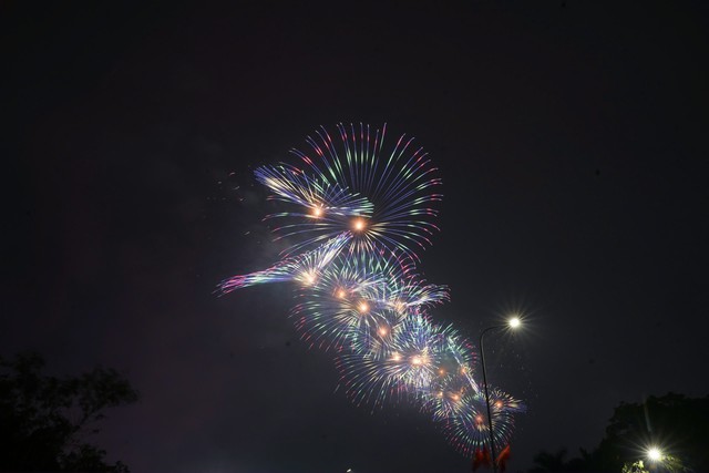 Rực rỡ ph&aacute;o hoa ch&agrave;o mừng Đại hội XIV của Đảng tr&ecirc;n bầu trời H&agrave; Nội - Ảnh 9.