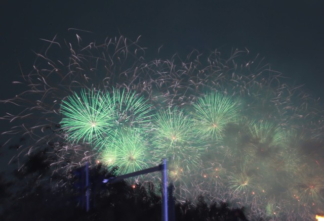 Rực rỡ ph&aacute;o hoa ch&agrave;o mừng Đại hội XIV của Đảng tr&ecirc;n bầu trời H&agrave; Nội - Ảnh 8.