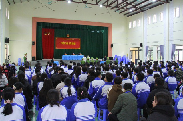 'Giờ học ph&aacute;p luật' đặc biệt từ phi&ecirc;n t&ograve;a ma t&uacute;y tại trường v&ugrave;ng cao L&agrave;o Cai - Ảnh 1.