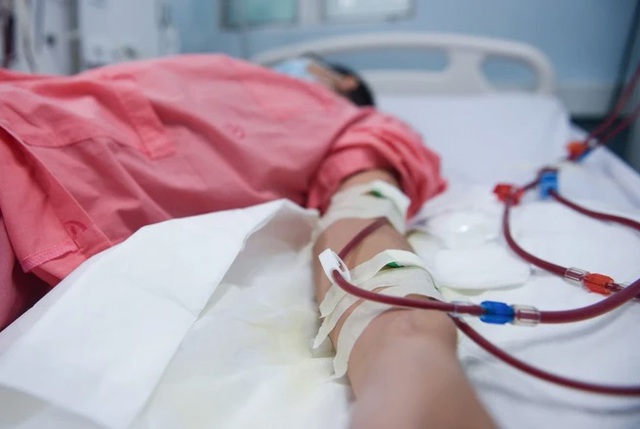 Nữ sinh 18 tuổi suy thận giai đoạn cuối bật khóc thừa nhận một sai lầm nhiều người Việt mắc phải - Ảnh 1. Nữ sinh 18 tuổi suy thận giai đoạn cuối bật khóc thừa nhận một sai lầm nhiều người Việt mắc phải - Ảnh 1.