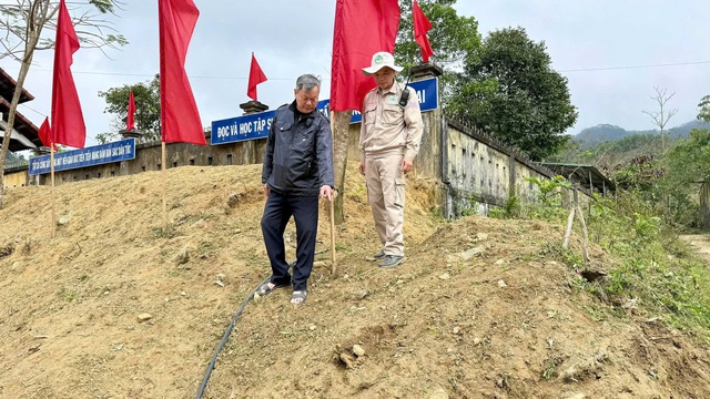 Xử l&yacute; an to&agrave;n quả bom ch&ugrave;m gần trường tiểu học ở Huế - Ảnh 1.