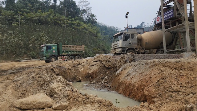 Ch&ugrave;m ảnh: Dọc tỉnh lộ 259 ở Th&aacute;i Nguy&ecirc;n đầy bụi, nước thải b&ecirc; t&ocirc;ng chảy tr&agrave;n ra m&ocirc;i trường - Ảnh 10.