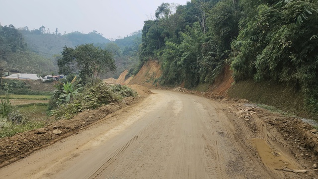 Ch&ugrave;m ảnh: Dọc tỉnh lộ 259 ở Th&aacute;i Nguy&ecirc;n đầy bụi, nước thải b&ecirc; t&ocirc;ng chảy tr&agrave;n ra m&ocirc;i trường - Ảnh 1.