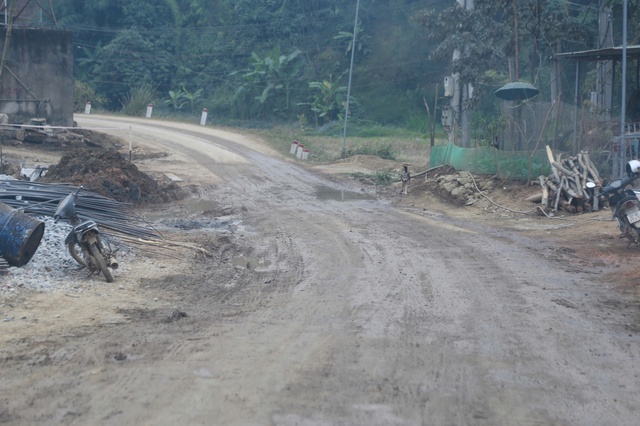 Ch&ugrave;m ảnh: Dọc tỉnh lộ 259 ở Th&aacute;i Nguy&ecirc;n đầy bụi, nước thải b&ecirc; t&ocirc;ng chảy tr&agrave;n ra m&ocirc;i trường - Ảnh 2.