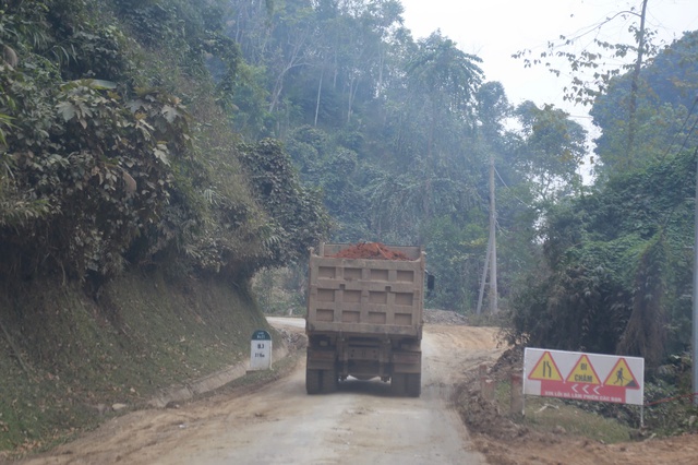 Ch&ugrave;m ảnh: Dọc tỉnh lộ 259 ở Th&aacute;i Nguy&ecirc;n đầy bụi, nước thải b&ecirc; t&ocirc;ng chảy tr&agrave;n ra m&ocirc;i trường - Ảnh 4.