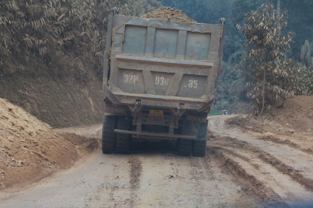Ch&ugrave;m ảnh: Dọc tỉnh lộ 259 ở Th&aacute;i Nguy&ecirc;n đầy bụi, nước thải b&ecirc; t&ocirc;ng chảy tr&agrave;n ra m&ocirc;i trường - Ảnh 3.