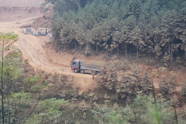 Ch&ugrave;m ảnh: Dọc tỉnh lộ 259 ở Th&aacute;i Nguy&ecirc;n đầy bụi, nước thải b&ecirc; t&ocirc;ng chảy tr&agrave;n ra m&ocirc;i trường - Ảnh 20.