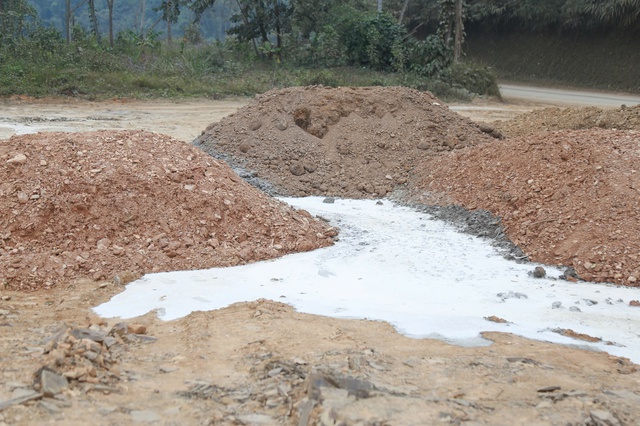 Ch&ugrave;m ảnh: Dọc tỉnh lộ 259 ở Th&aacute;i Nguy&ecirc;n đầy bụi, nước thải b&ecirc; t&ocirc;ng chảy tr&agrave;n ra m&ocirc;i trường - Ảnh 17.