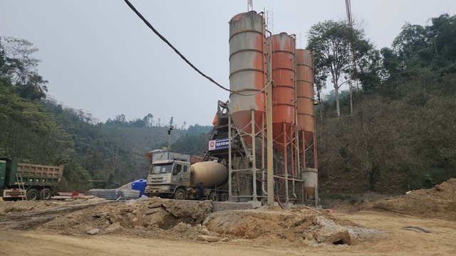 Ch&ugrave;m ảnh: Dọc tỉnh lộ 259 ở Th&aacute;i Nguy&ecirc;n đầy bụi, nước thải b&ecirc; t&ocirc;ng chảy tr&agrave;n ra m&ocirc;i trường - Ảnh 11.