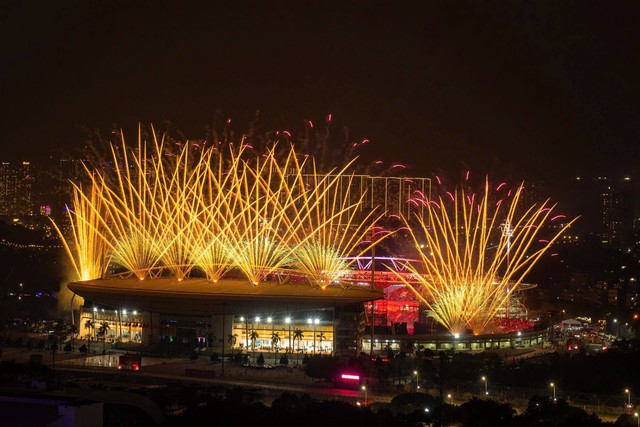 Rực rỡ ph&aacute;o hoa ch&agrave;o mừng Đại hội XIV của Đảng tr&ecirc;n bầu trời H&agrave; Nội - Ảnh 1.