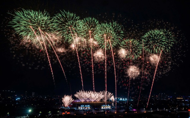 Rực rỡ ph&aacute;o hoa ch&agrave;o mừng Đại hội XIV của Đảng tr&ecirc;n bầu trời H&agrave; Nội - Ảnh 7.