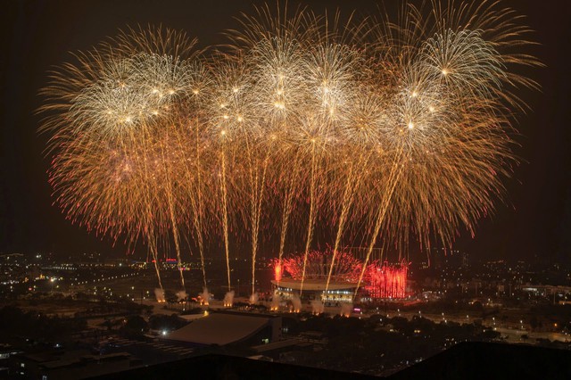 Rực rỡ ph&aacute;o hoa ch&agrave;o mừng Đại hội XIV của Đảng tr&ecirc;n bầu trời H&agrave; Nội - Ảnh 5.