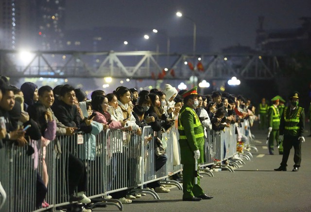 Rực rỡ ph&aacute;o hoa ch&agrave;o mừng Đại hội XIV của Đảng tr&ecirc;n bầu trời H&agrave; Nội - Ảnh 2.